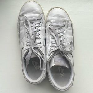 Nike Womens Blazer Low LE Triple White (Size 8)